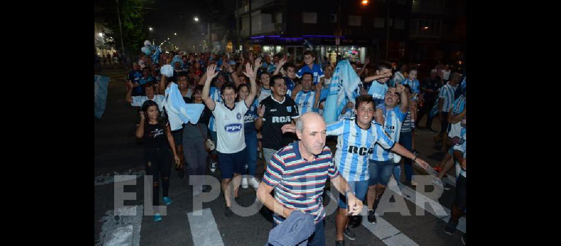 Los hinchas de Racing dieron la vuelta en el centro