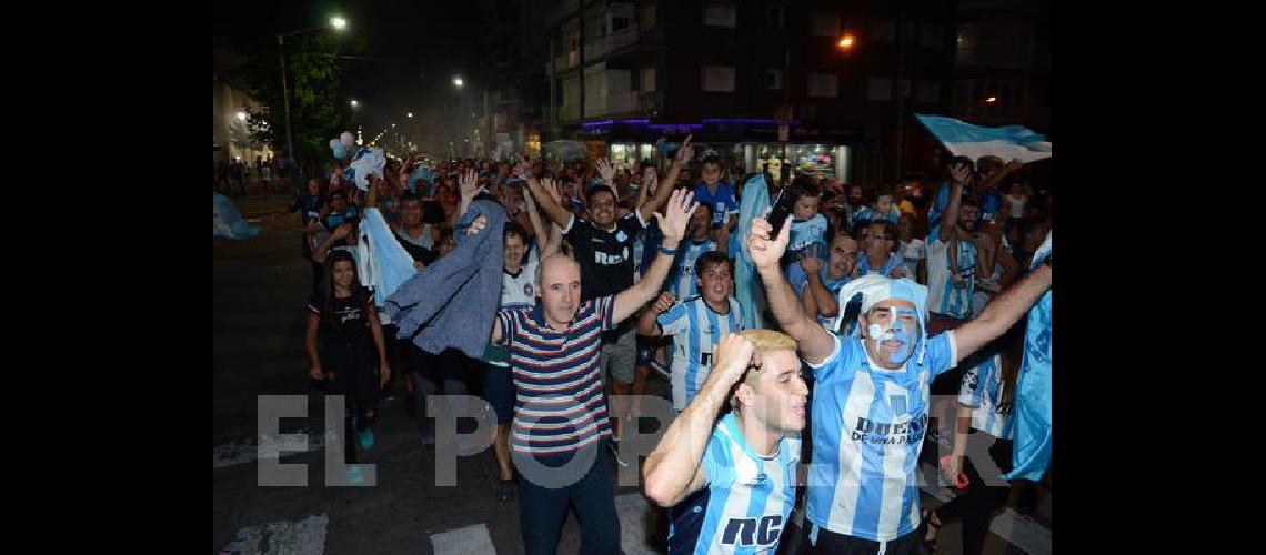 Los hinchas de Racing dieron la vuelta en el centro