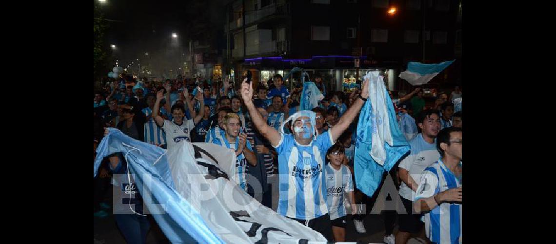 Los hinchas de Racing dieron la vuelta en el centro