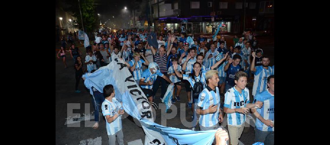 Los hinchas de Racing dieron la vuelta en el centro