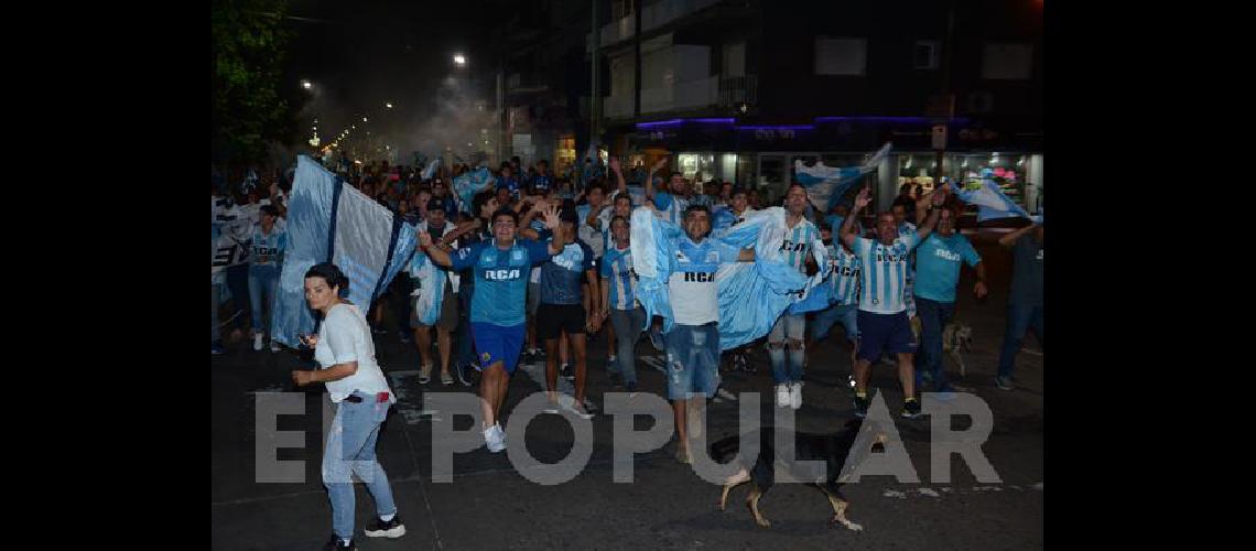 Los hinchas de Racing dieron la vuelta en el centro