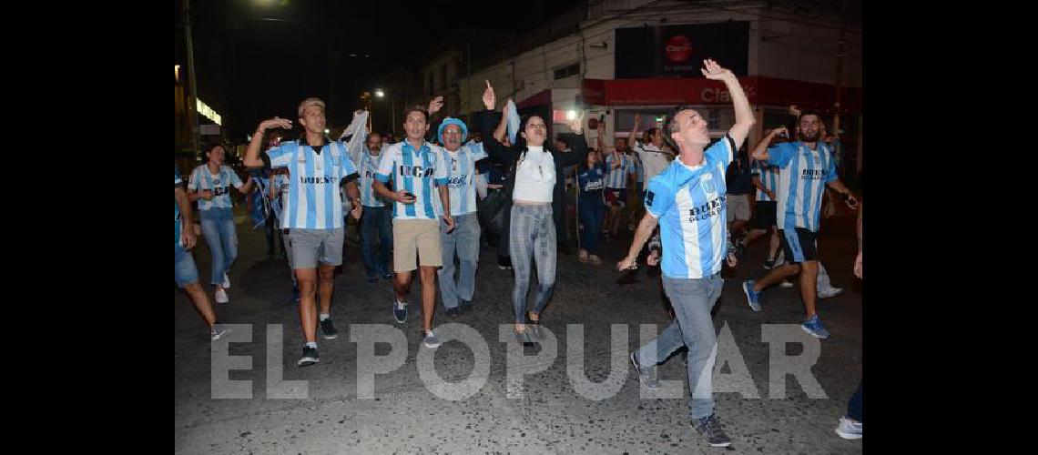 Los hinchas de Racing dieron la vuelta en el centro