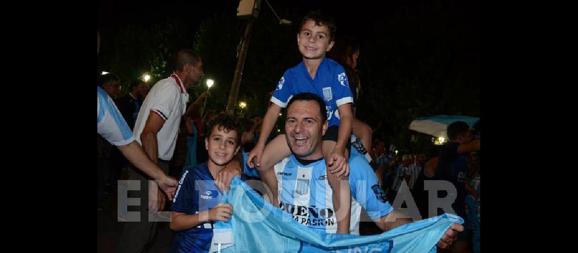 Los hinchas de Racing dieron la vuelta en el centro