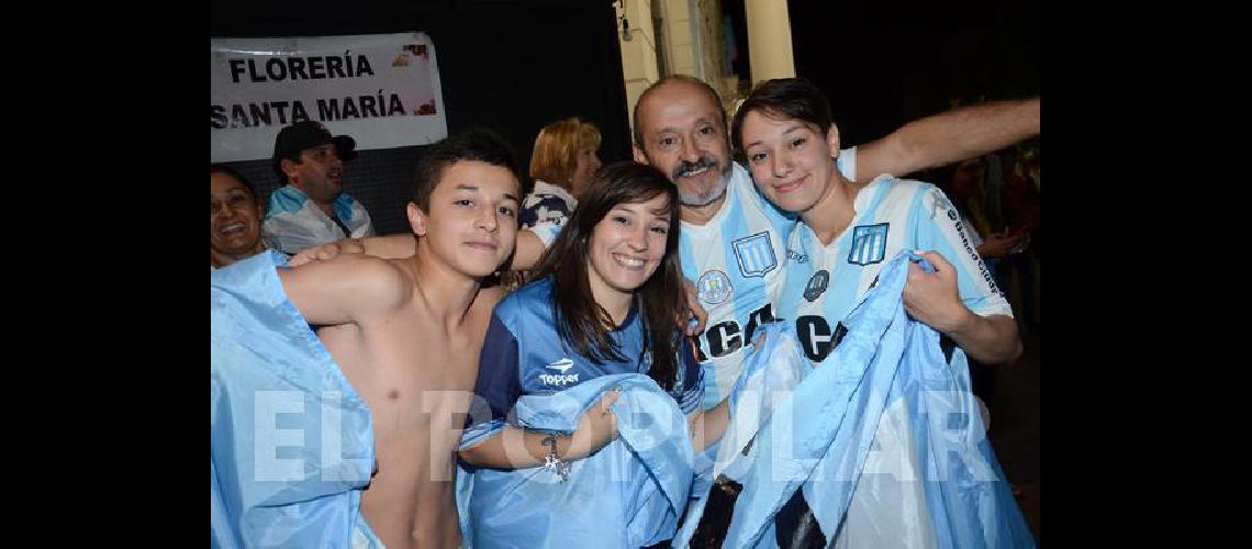 Los hinchas de Racing dieron la vuelta en el centro