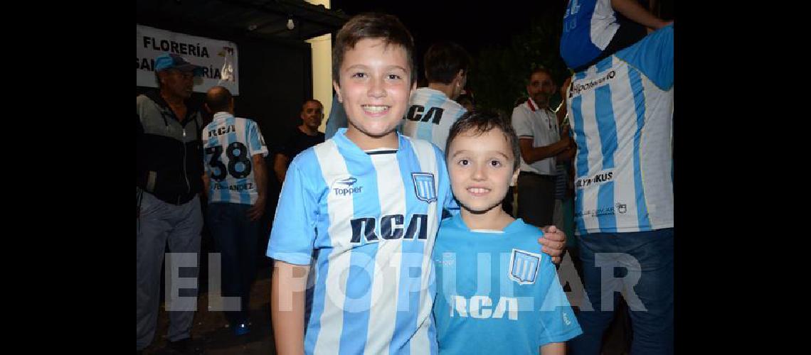 Los hinchas de Racing dieron la vuelta en el centro