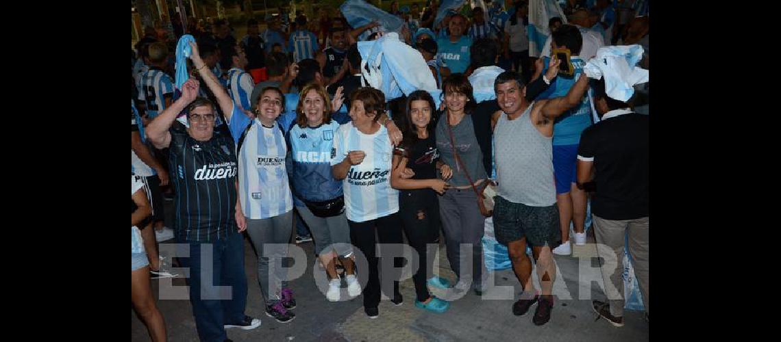 Los hinchas de Racing dieron la vuelta en el centro