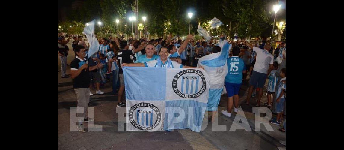 Los hinchas de Racing dieron la vuelta en el centro