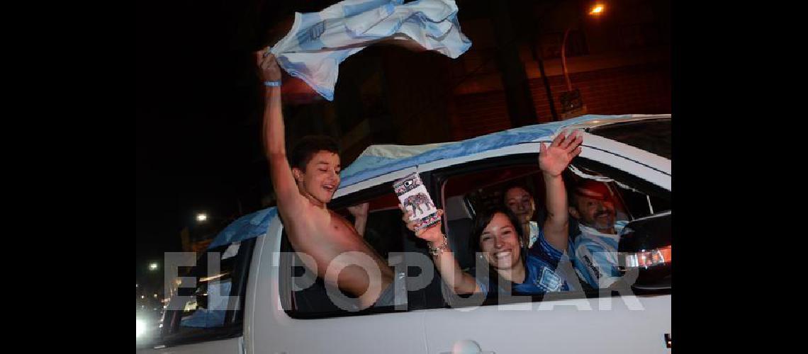 Los hinchas de Racing dieron la vuelta en el centro