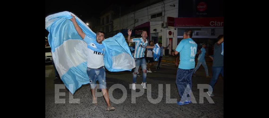 Los hinchas de Racing dieron la vuelta en el centro