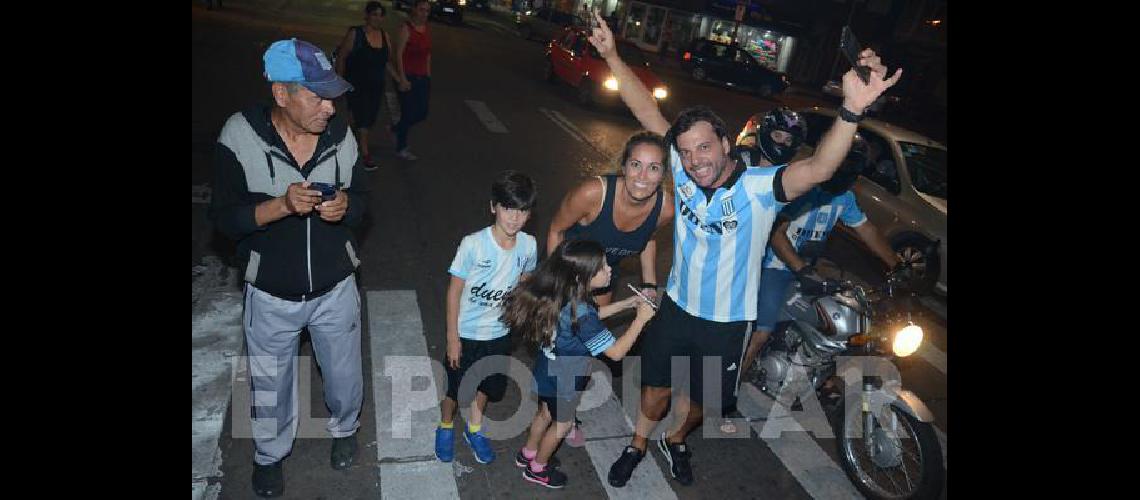 Los hinchas de Racing dieron la vuelta en el centro