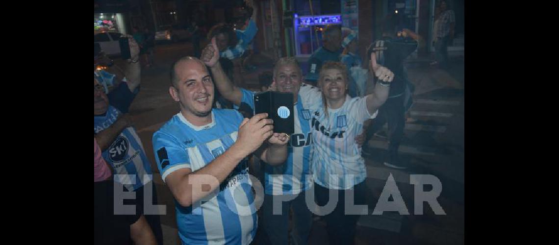 Los hinchas de Racing dieron la vuelta en el centro