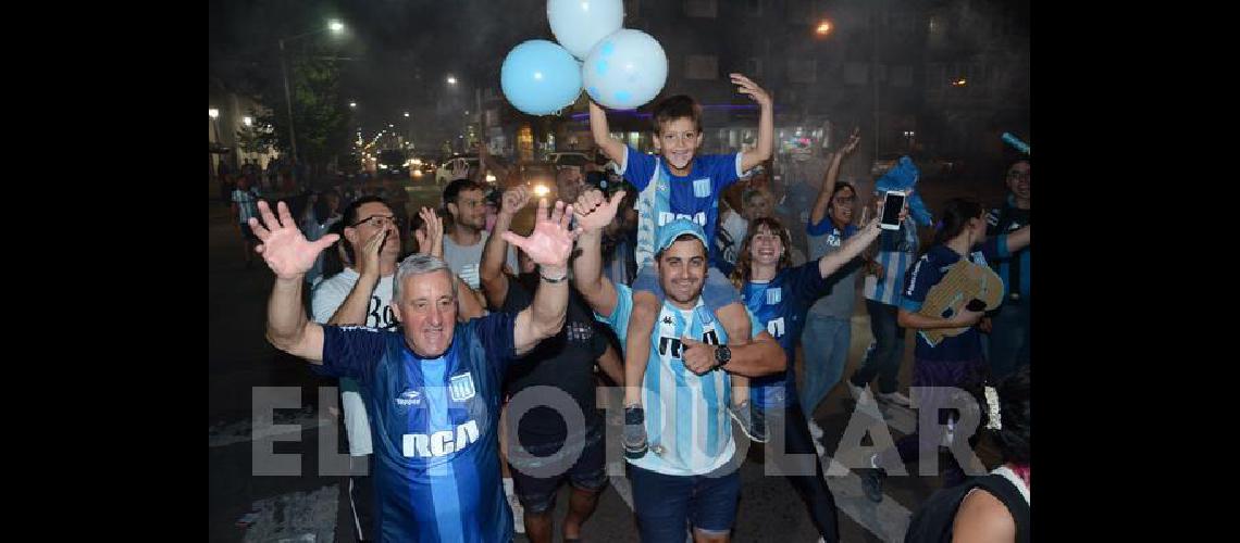 Los hinchas de Racing dieron la vuelta en el centro