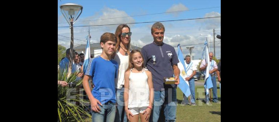 La familia CristÃ³bal - FernÃ�ndez obsequiÃ³ al Centro de Ex Combatientes una piedra que pudieron traer de un viaje a Malvinas 