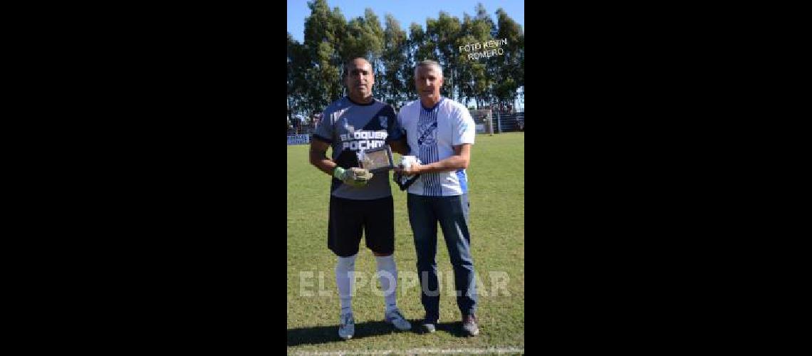 El presidente de Sierra Chica Leo Gisler entregÃ³ una plaqueta a Ismael Palmieri antes del partido con Racing 