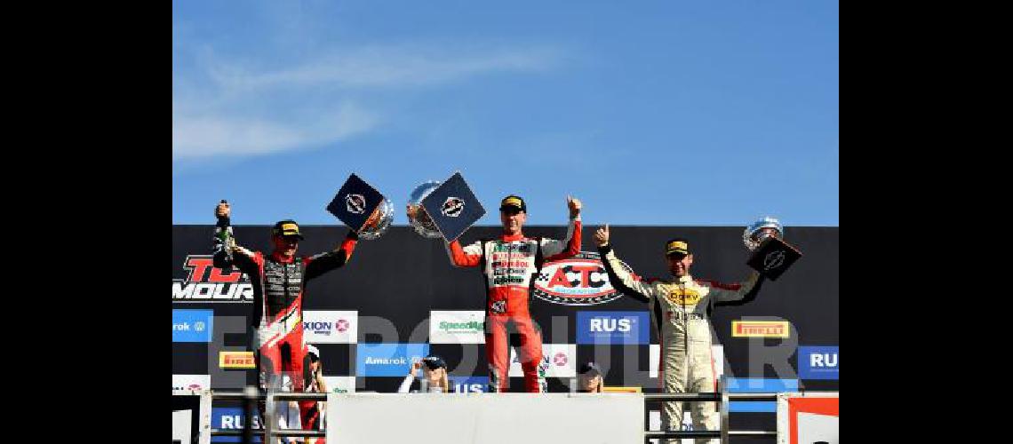 El olavarriense a la derecha festeja en el podio del AutÃ³dromo Mouras de La Plata 