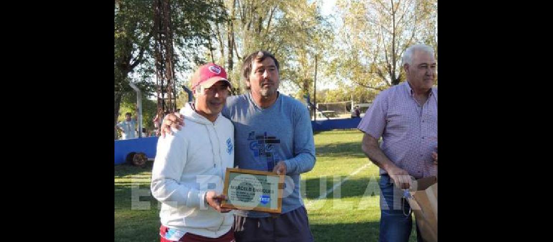 El ex jugador de Barracas recibiÃ³ un merecido reconocimiento del Club de sus amores 