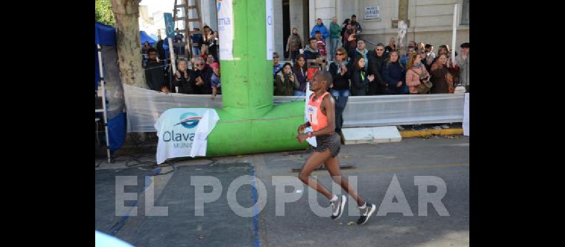 Julius Rono estÃ� por atravesar la lÃ­nea de llegada El africano que se representa a Laprida se dio el gusto de ganar en OlavarrÃ­a despuÃ©s de varios intentos 