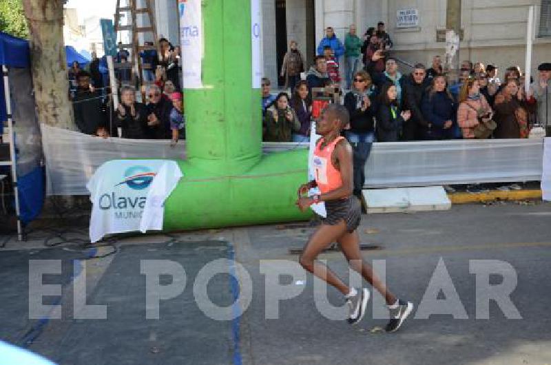 Julius Rono estÃ� por atravesar la lÃ­nea de llegada El africano que se representa a Laprida se dio el gusto de ganar en OlavarrÃ­a despuÃ©s de varios intentos 