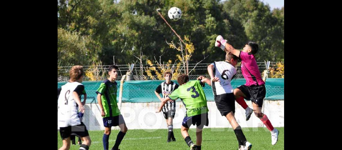 Estudiantes juega en casa