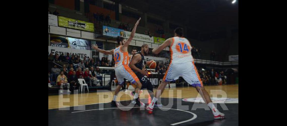 Jeffrey Merchant aportÃ³ 11 puntos el pasado domingo ante Rivadavia de Mendoza en el Maxigimnasio del Parque Carlos Guerrero 