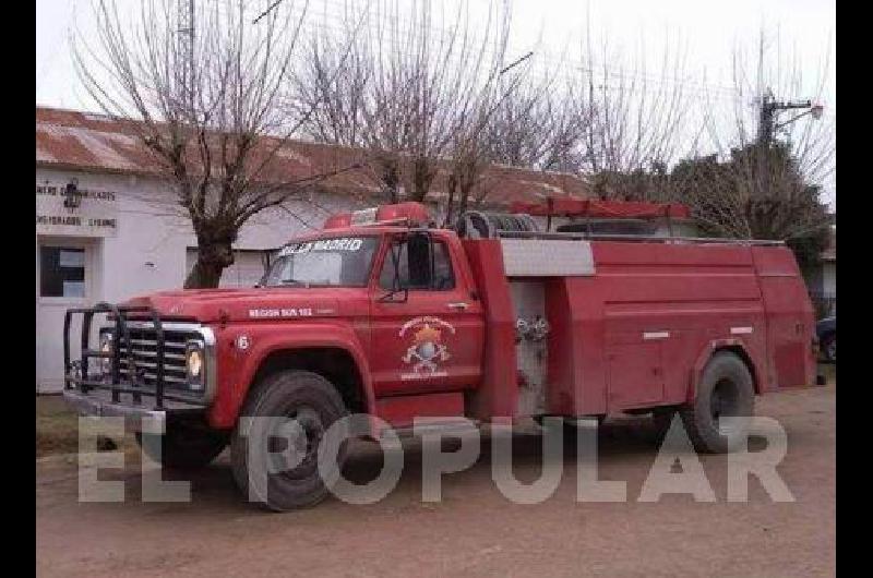 Los Bomberos Voluntarios de La Madrid cedieron una de sus autobombas para el futuro cuartel 