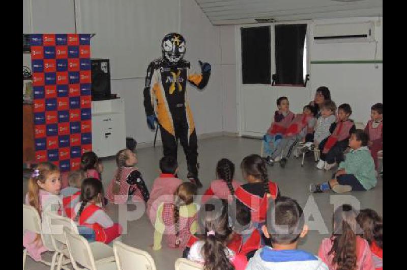 El Piloto X dio charlas en distintos establecimientos educativos de La Madrid 