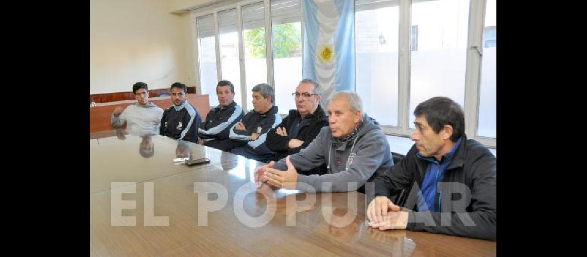 Los dirigentes acompaÃ±aron al nuevo cuerpo tÃ©cnico en la presentaciÃ³n 