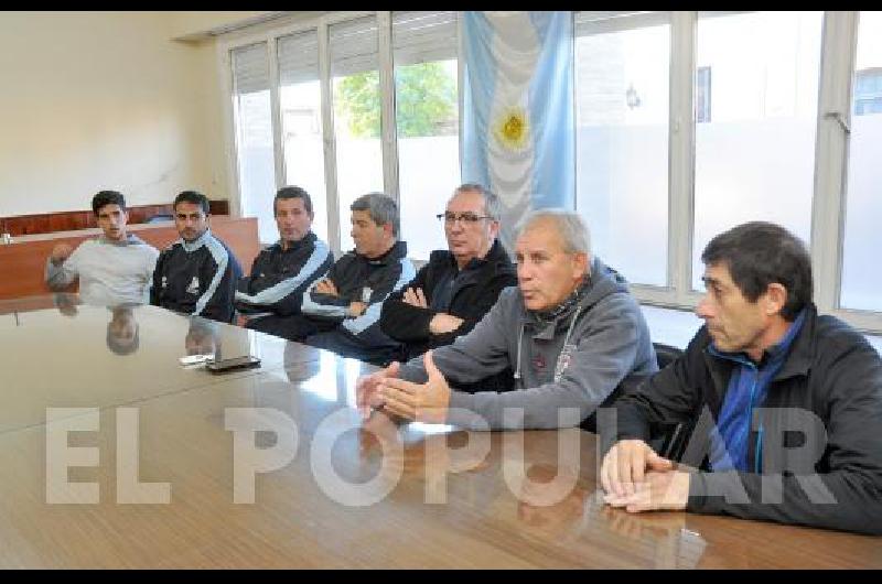 Los dirigentes acompaÃ±aron al nuevo cuerpo tÃ©cnico en la presentaciÃ³n 