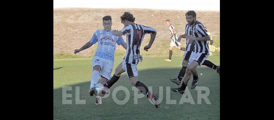 Alan BenÃ­tez busca la pelota- el defensor de Ferro marcÃ³ la Ãºnica diferencia 