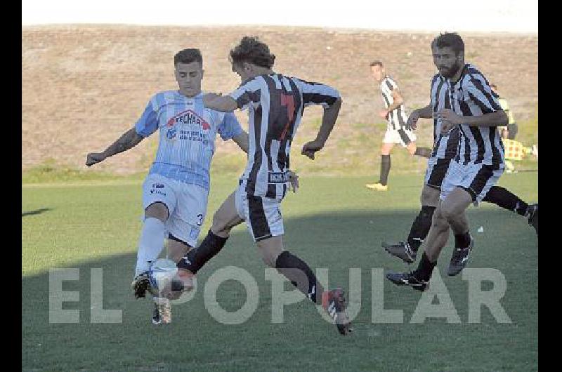 Alan BenÃ­tez busca la pelota- el defensor de Ferro marcÃ³ la Ãºnica diferencia 