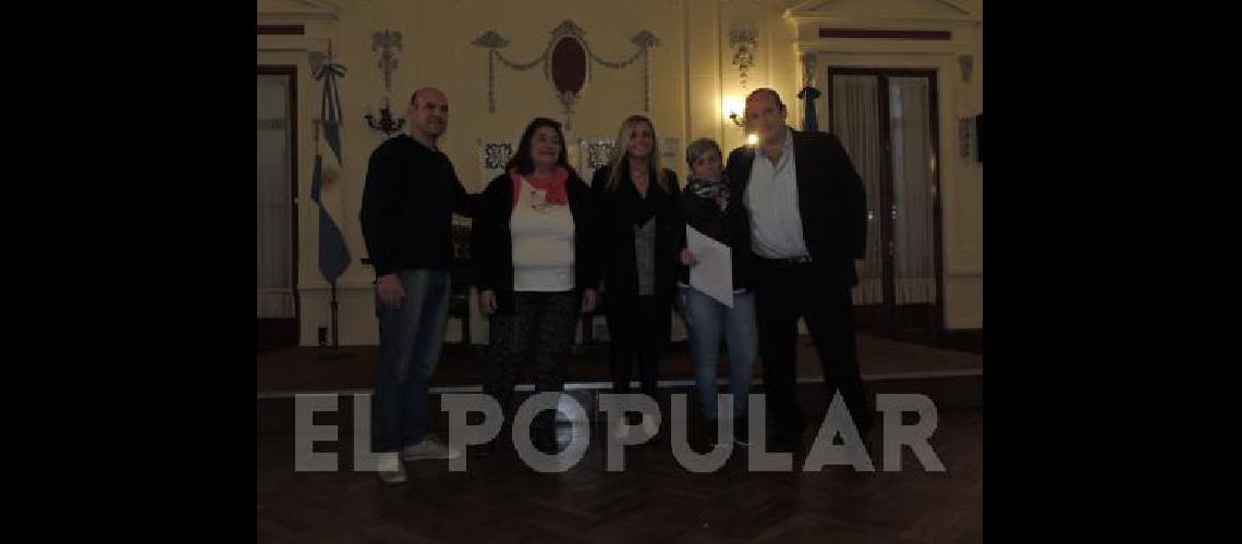 Junto con los adjudicatarios en el acto de ayer estuvieron autoridades del Instituto de la Vivienda y de la Municipalidad de General La Madrid 