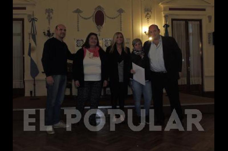 Junto con los adjudicatarios en el acto de ayer estuvieron autoridades del Instituto de la Vivienda y de la Municipalidad de General La Madrid 