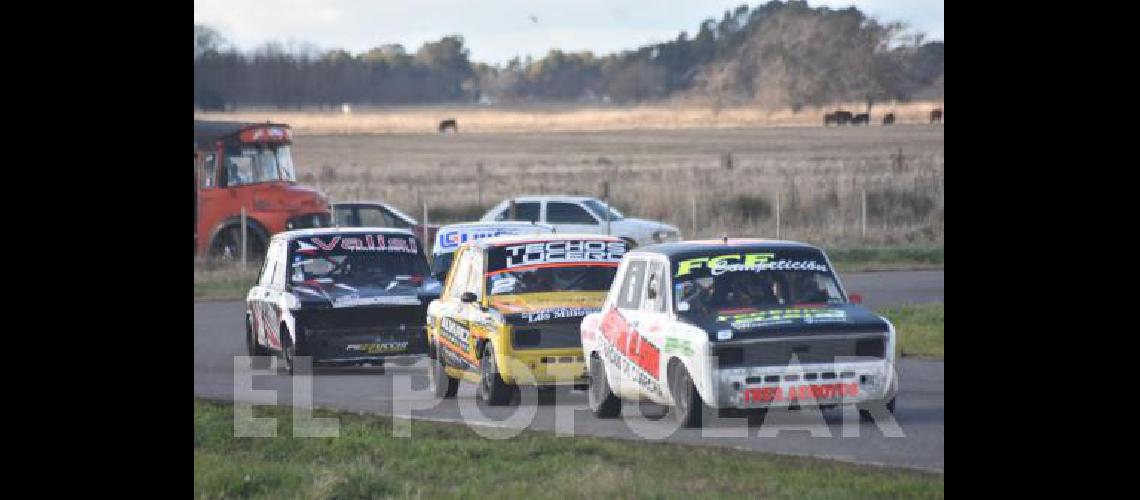 Ramiro Elisiri Facundo Alvarez y Diego Valisi en un entretenido pelotÃ³n de la Monomarca 1100 