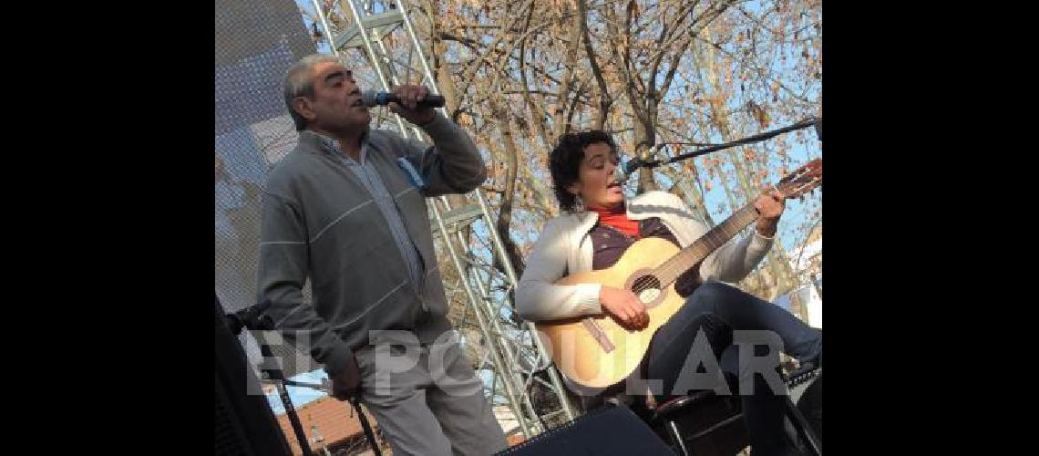 Arriba del escenario se lucieron los artistas Abajo el pÃºblico acompaÃ±Ã³ la propuesta 