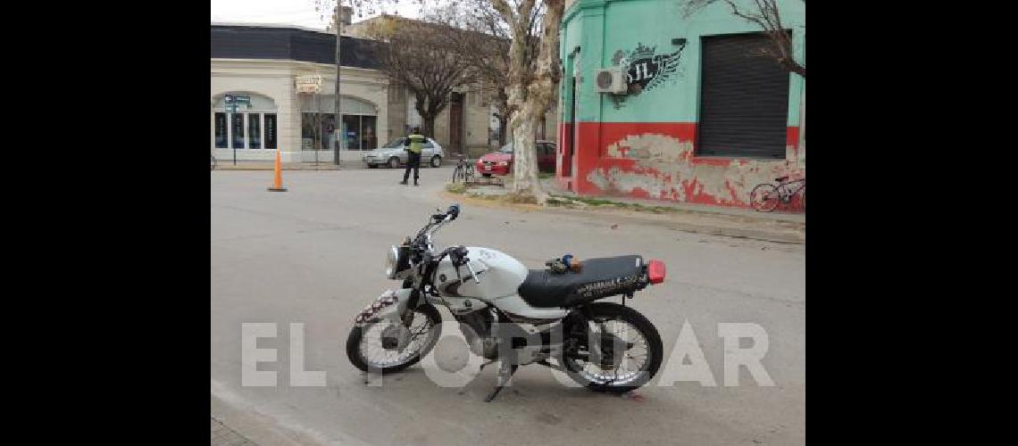 Un joven motociclista chocÃ³ contra un auto y fue trasladado a BahÃ­a Blanca 