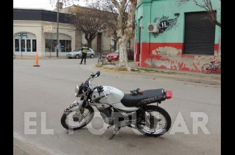 Un joven motociclista chocÃ³ contra un auto y fue trasladado a BahÃ­a Blanca 