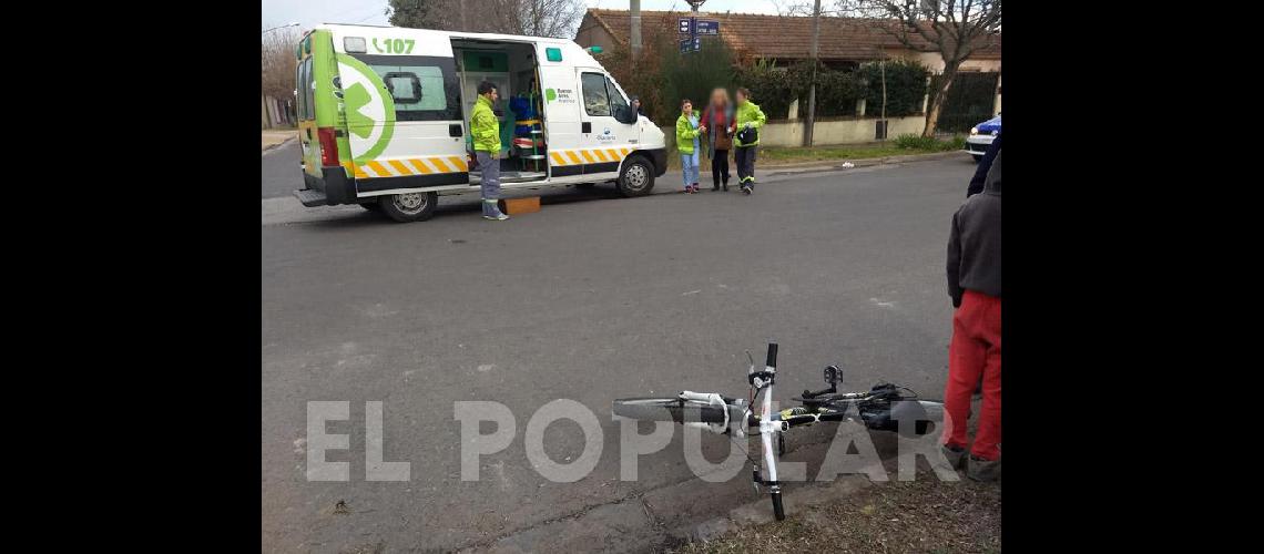 Una sentildeora quiso cruzar la calle y no vio que veniacutea una bici