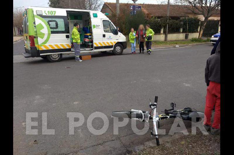 Una sentildeora quiso cruzar la calle y no vio que veniacutea una bici