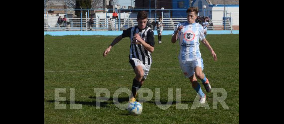 Ferro y Estudiantes jugaron ayer en el estadio Domingo Colasurdo 