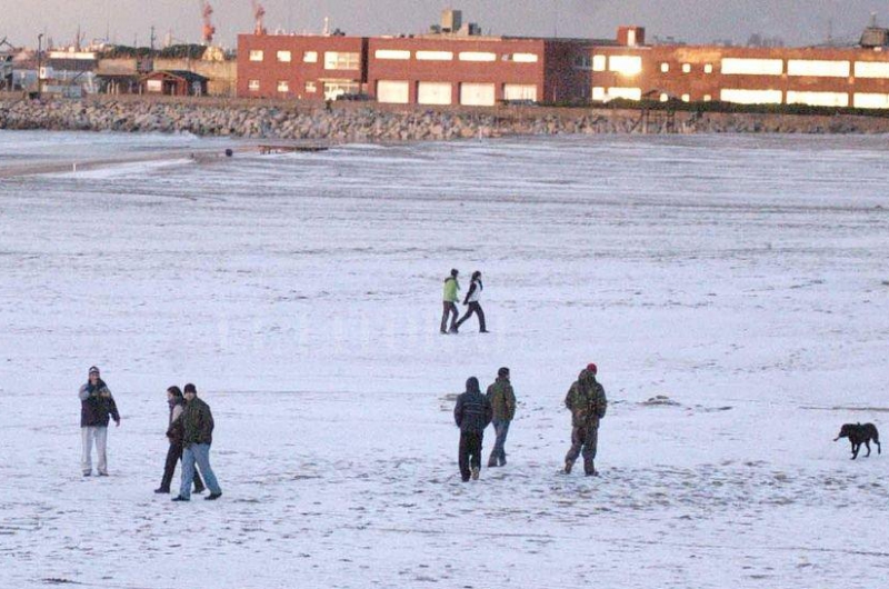 La nieve sorprendioacute a la Costa Atlaacutentica el lunes a la nochenevoacute durante una hora pareciacutea Bariloche