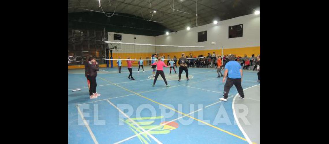 Los equipos de la Madrid y Laprida compartieron un entrenamiento en el Polideportivo 