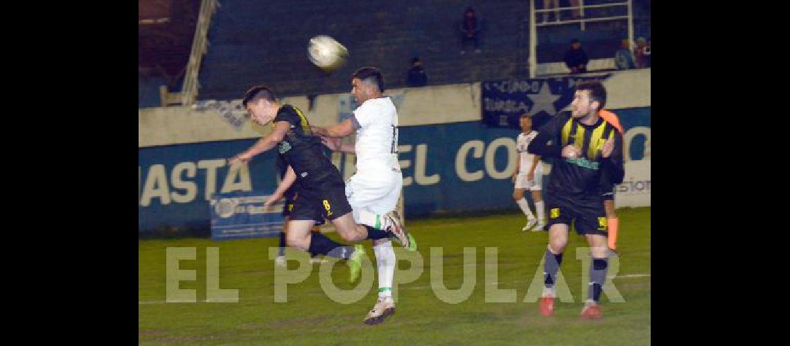 Franco Janson busca en el aire El volante marcÃ³ dos de los cuatro goles de Racing 