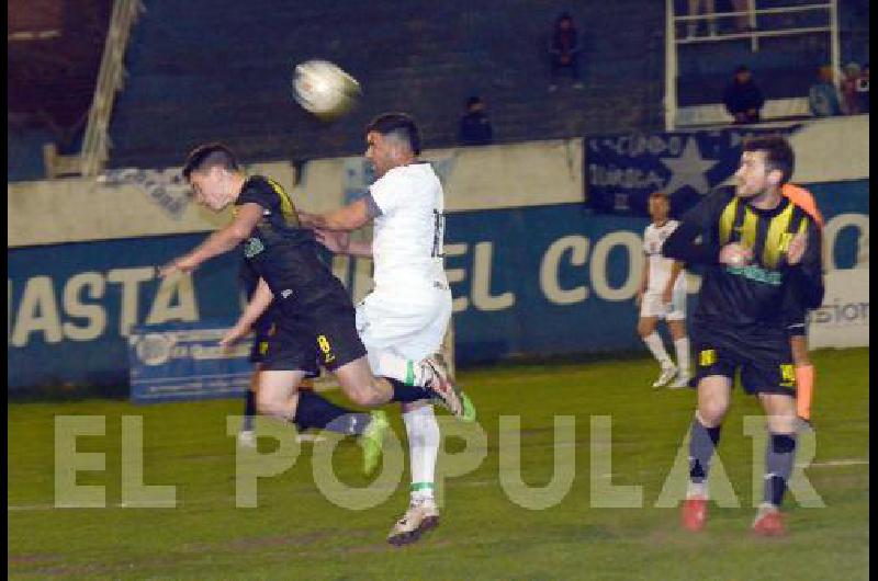 Franco Janson busca en el aire El volante marcÃ³ dos de los cuatro goles de Racing 