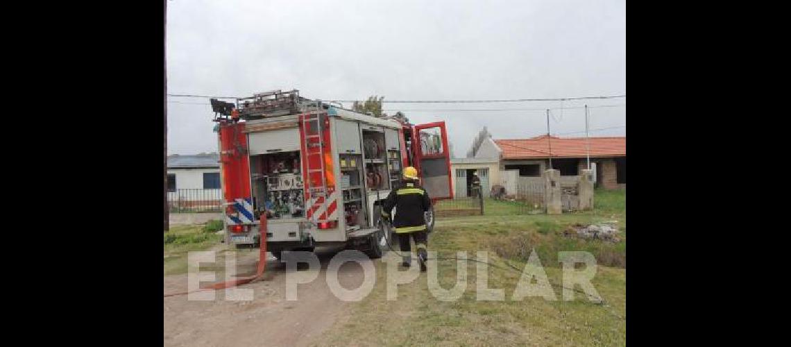 Los bomberos trabajaron en un incendio de una casa ubicada en el acceso a La Madrid 