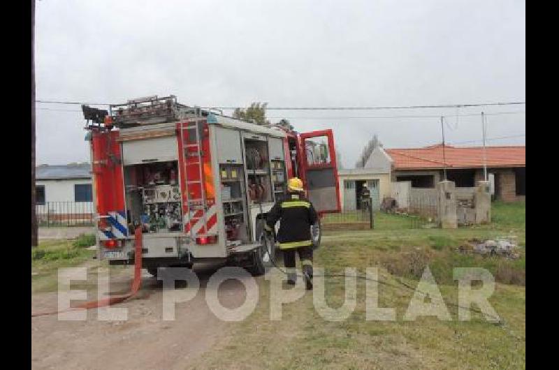 Los bomberos trabajaron en un incendio de una casa ubicada en el acceso a La Madrid 