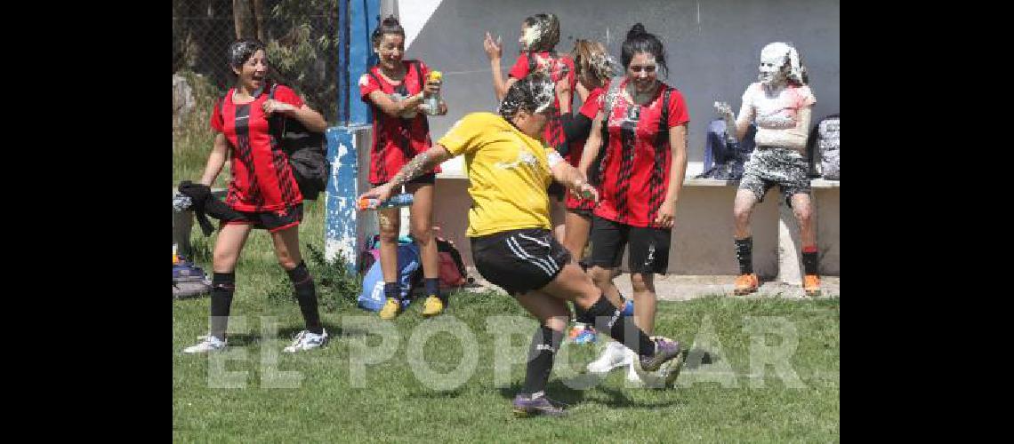 Celebra el CEF NÂº 100 de Sierra Chica la obtenciÃ³n del campeonato 