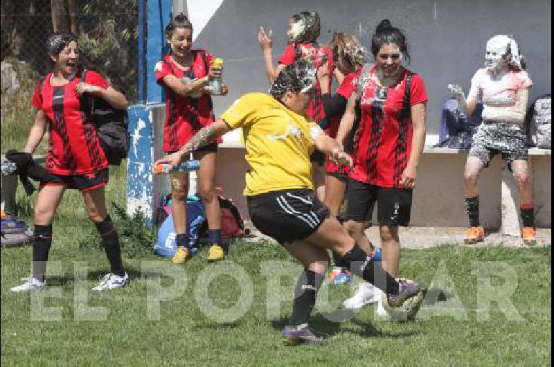 Celebra el CEF NÂº 100 de Sierra Chica la obtenciÃ³n del campeonato 