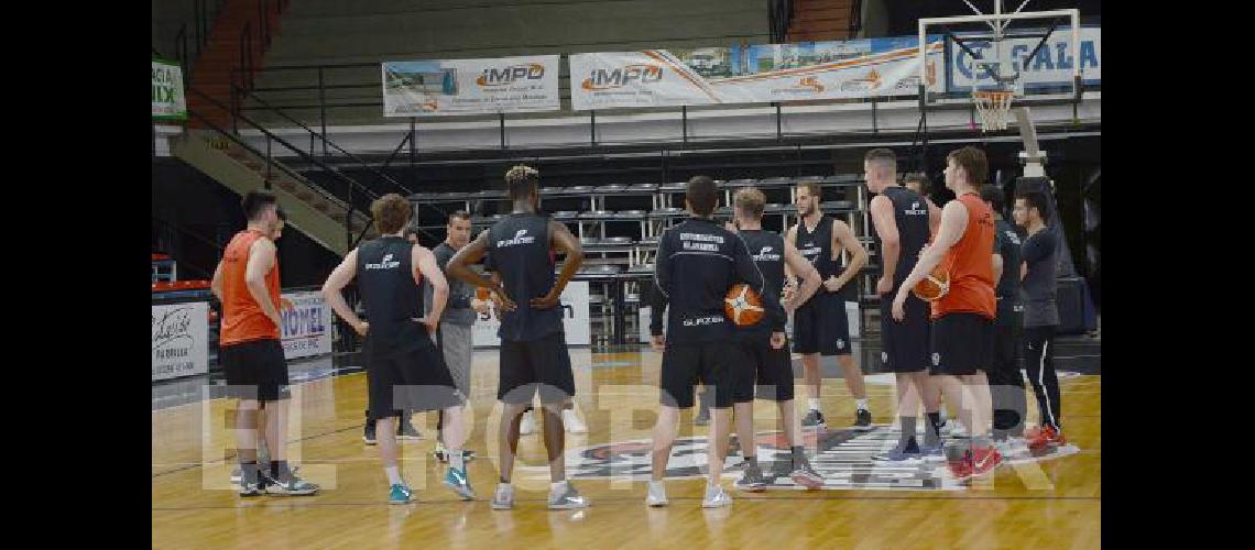 Estudiantes con su plantel completo se entrenÃ³ anoche en el Maxigimnasio del Parque Carlos Guerrero 