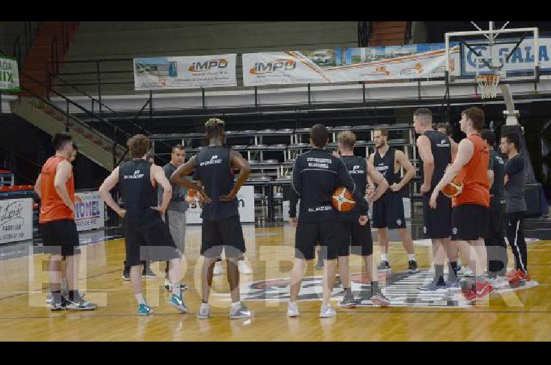 Estudiantes con su plantel completo se entrenÃ³ anoche en el Maxigimnasio del Parque Carlos Guerrero 