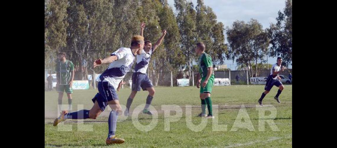 Emmanuel Devia festeja su gol el que abriÃ³ el camino de la victoria de Sierra Chica 